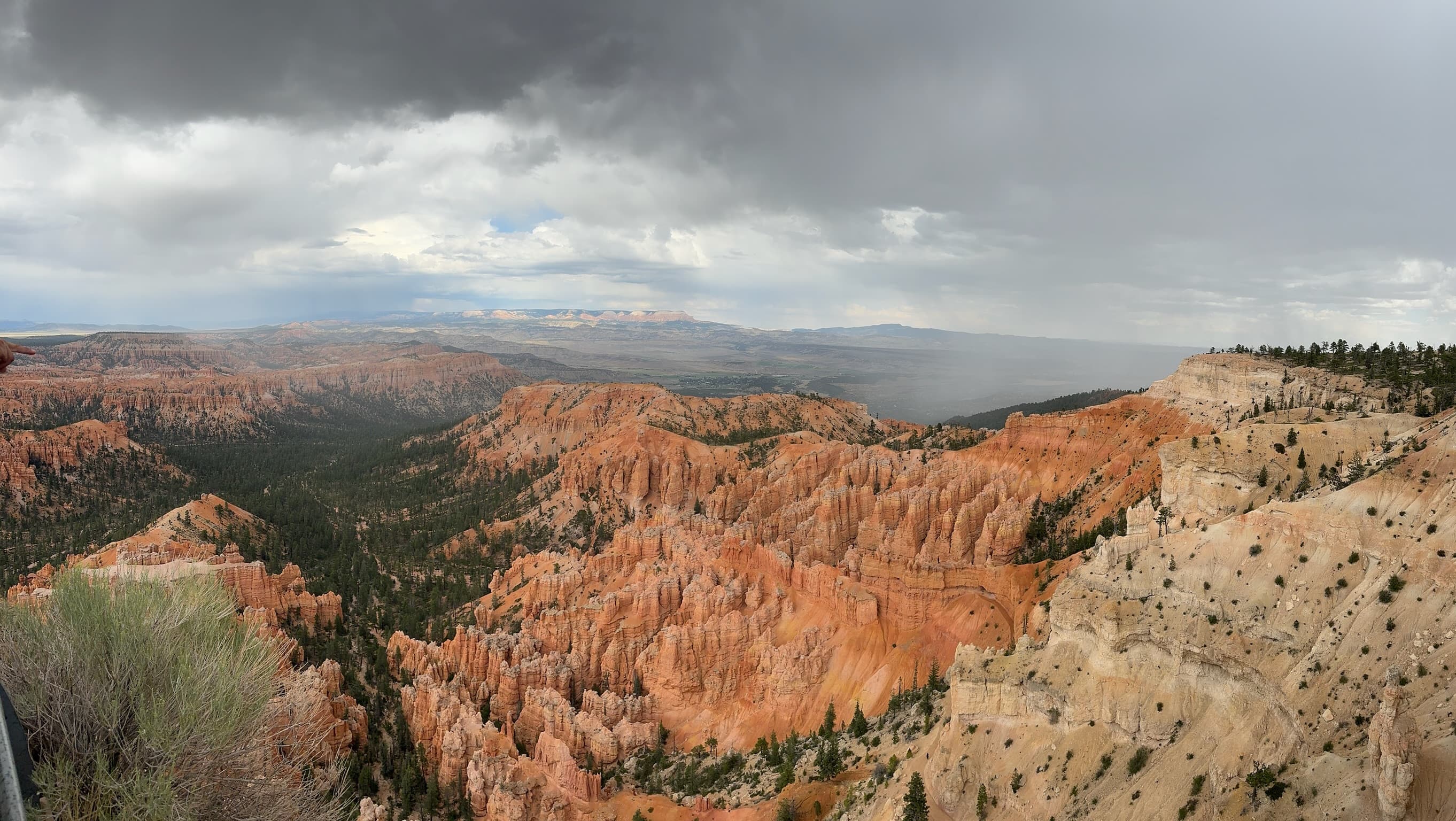 An overlook of the Bryce Canyon amphitheater with its hoodoos